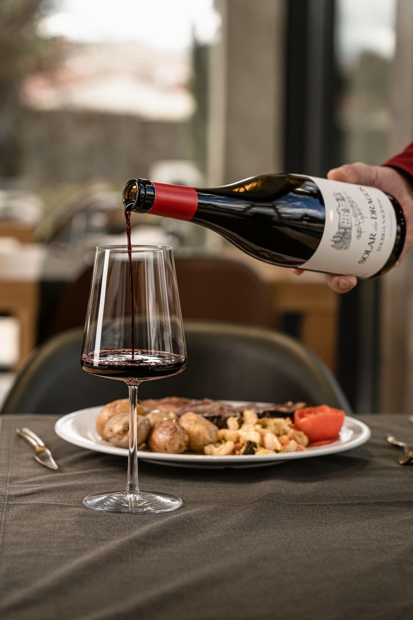 Aprende a Provar Vinho Tinto em 6 Passos Básicos